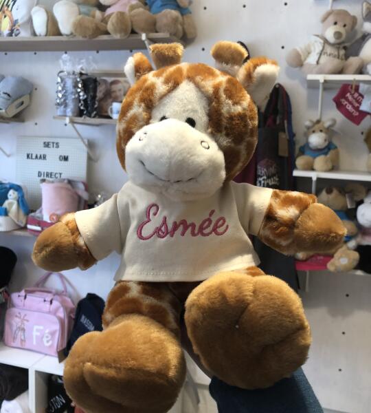 Kleine knuffelgiraf – met gepersonaliseerd T-shirtje